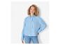 Chemise bleue et jeans : vêtements mode féminine.