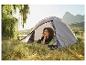 Femme se détendant dans une tente de camping.