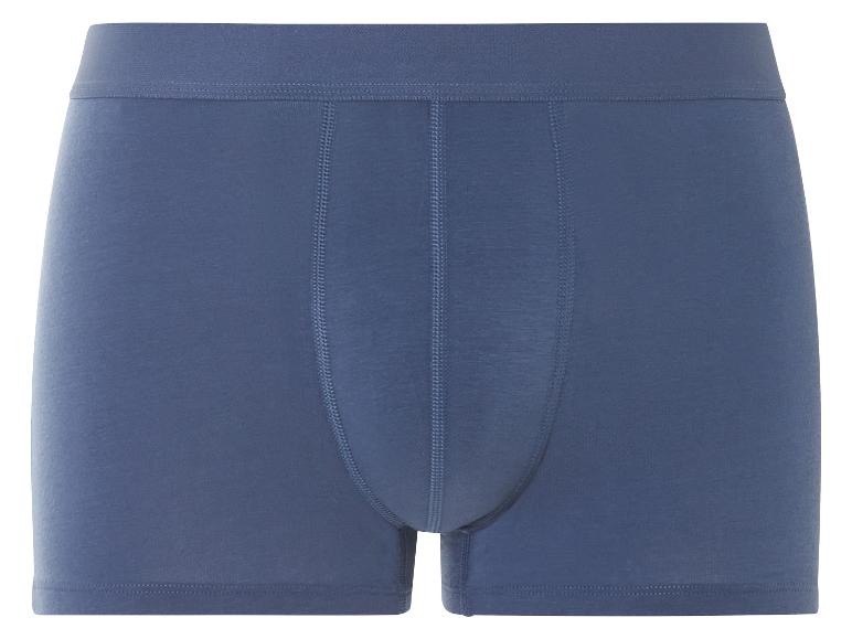 Un caleçon de boxer bleu.