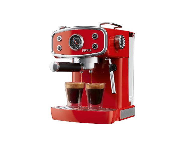 Machine à expresso rouge versant de l'espresso dans deux verres.