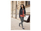 Une femme porte une veste en jean, un t-shirt et des leggings.