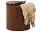 Panier à linge en bois foncé avec couvercle ouvert et plaid beige en laine