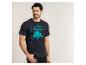Homme en t-shirt noir avec un palmier turquoise et l'inscription 'PALMS & OCEAN BREEZE'.