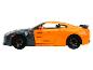 Une Nissan GT-R orange avec des accents noirs.