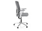 Un fauteuil de bureau gris avec des accoudoirs blancs et des roulettes.