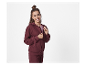 Femme en sweat-shirt à fermeture éclair et jogging bordeaux.