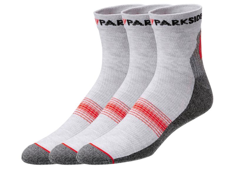 Trois paires de chaussettes Parkside à rayures rouges.