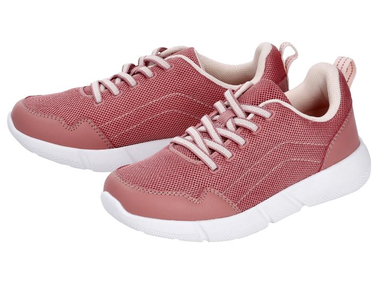 Une paire de chaussures de sport roses avec des lacets blancs et des semelles blanches.