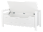 Un banc de rangement en bois blanc avec un couvercle à charnières ouvert, révélant l'espace de rangement vide à l'intérieur.