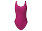 Un maillot de bain rose.