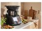 Un robot cuiseur multifonction Monsieur Cuisine Smart avec une recette de saumon sur asperges.
