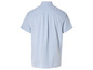 Une chemise à rayures bleu clair à manches courtes.
