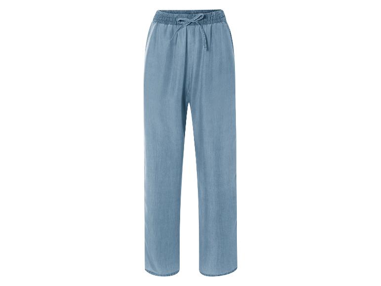 Pantalon large en denim bleu clair, style décontracté.
