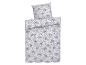 Parure de lit à motif floral blanc et gris.