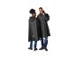 Deux mannequins en ponchos de pluie noirs et jeans, l'un regardant en arrière et l'autre souriant.