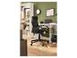 Chaise de bureau noire, bureau blanc avec ordinateur portable et étagère remplie de dossiers.