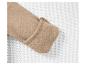 Pull beige sur tissu tricoté blanc.