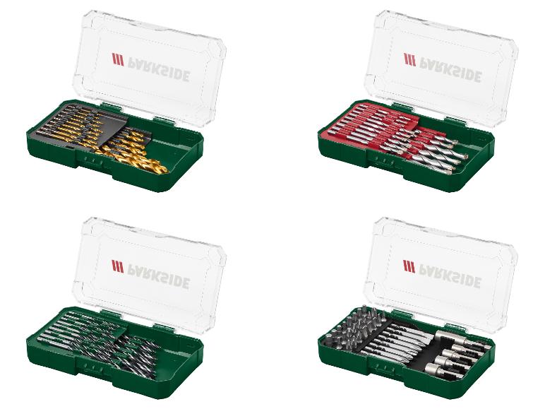 Quatre ensembles de forets et d'embouts de tournevis dans des étuis verts.