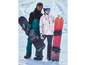 Deux snowboarders avec des casques et des lunettes tiennent leurs snowboards dans la neige.
