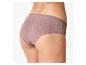 Vue arrière d'une femme portant une culotte en coton mauve.