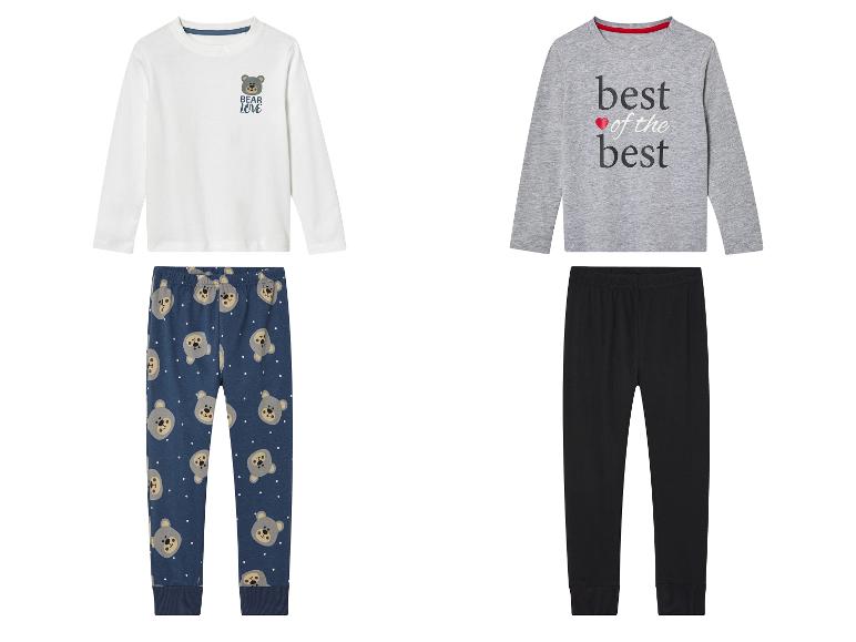Deux ensembles de vêtements pour enfants avec un haut blanc à manches longues à imprimé ours, un pantalon bleu à imprimé ours et un haut gris à manches longues avec le texte 'best of the best'.
