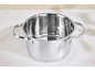 Casserole en acier inoxydable avec poignées et graduations internes.