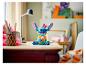 Figurine Lego Stitch avec une glace sur un bureau en bois.