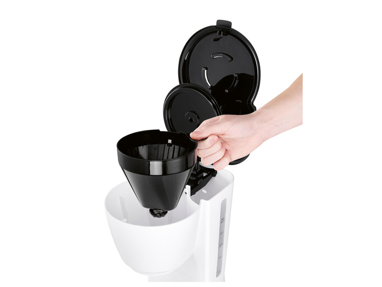 Une cafetière blanche avec un filtre et un couvercle noirs.