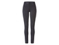Leggings noirs avec une taille élastique.