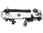 Ensemble de jeu LEGO avec camion de police, remorque et deux figurines.