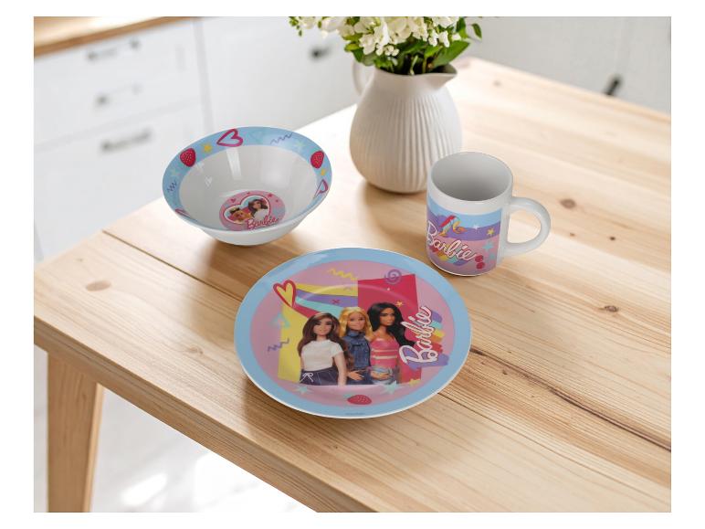 Ensemble de vaisselle Barbie avec assiette, bol et tasse sur une table en bois.