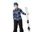 Jeune skieur souriant en tenue de ski, bonnet, masque et skis.