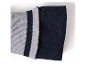 Échantillon de tissu tricoté à rayures grises et noires avec doublure intérieure bleu marine.