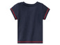 Un t-shirt bleu marine avec des coutures rouges.