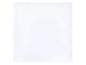 Couette blanche matelassée avec un motif subtil, isolée sur fond blanc.
