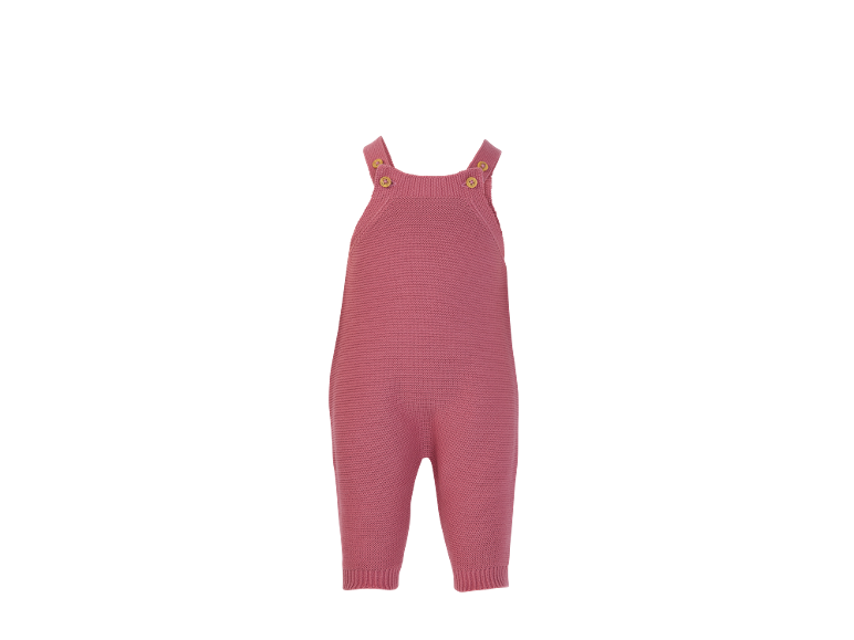 Salopette bébé en tricot rose avec boutons en bois sur les bretelles.