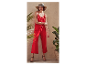 Une femme en combinaison rouge et chapeau de soleil.
