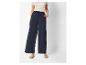 Modèle portant un pantalon ample bleu marine et des sandales.