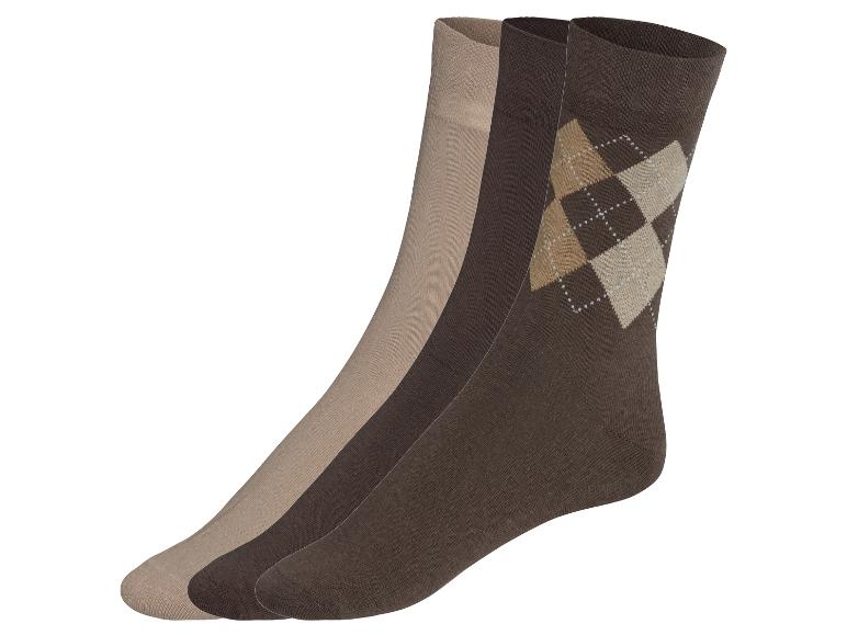 Trois paires de chaussettes, une avec un motif en losanges.
