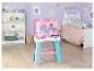 Une cuisine de jeu rose et bleue sur le thème des chats dans une chambre d'enfant décorée de chats.