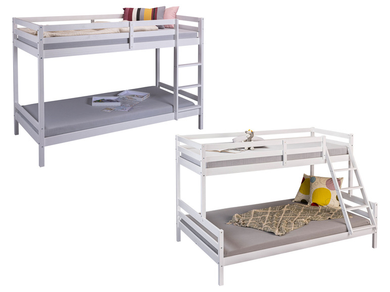 Deux lits superposés blancs avec matelas et oreillers.