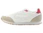 Des baskets blanches avec des détails beiges et roses.