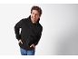 Homme en sweat à capuche zippé noir et jean souriant.