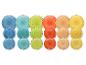 Assiettes et bols en céramique colorés dans des tons bleus, verts, oranges et jaunes.