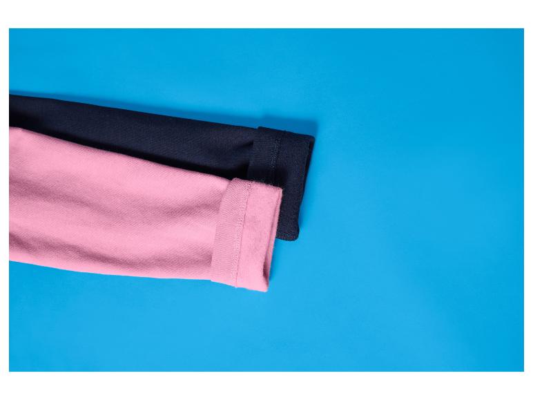 Deux manches de pull, une rose et une noire, sur fond bleu.