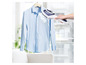 Une chemise bleue est repassée à la vapeur avec un fer à repasser vapeur Silvercrest.