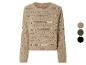 Pull en maille beige avec des détails ajourés.