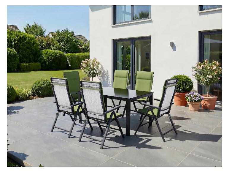 Ensemble de mobilier de jardin avec table noire et chaises vert-gris sur une terrasse.