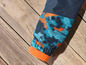 Une veste bleue et orange avec un motif camouflage