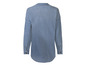 Une chemise en jean bleu clair à manches longues.